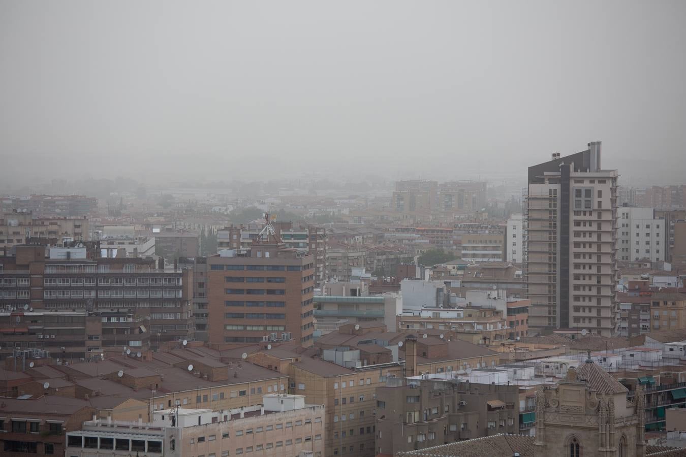 Vista de Granada con el polvo en suspensión