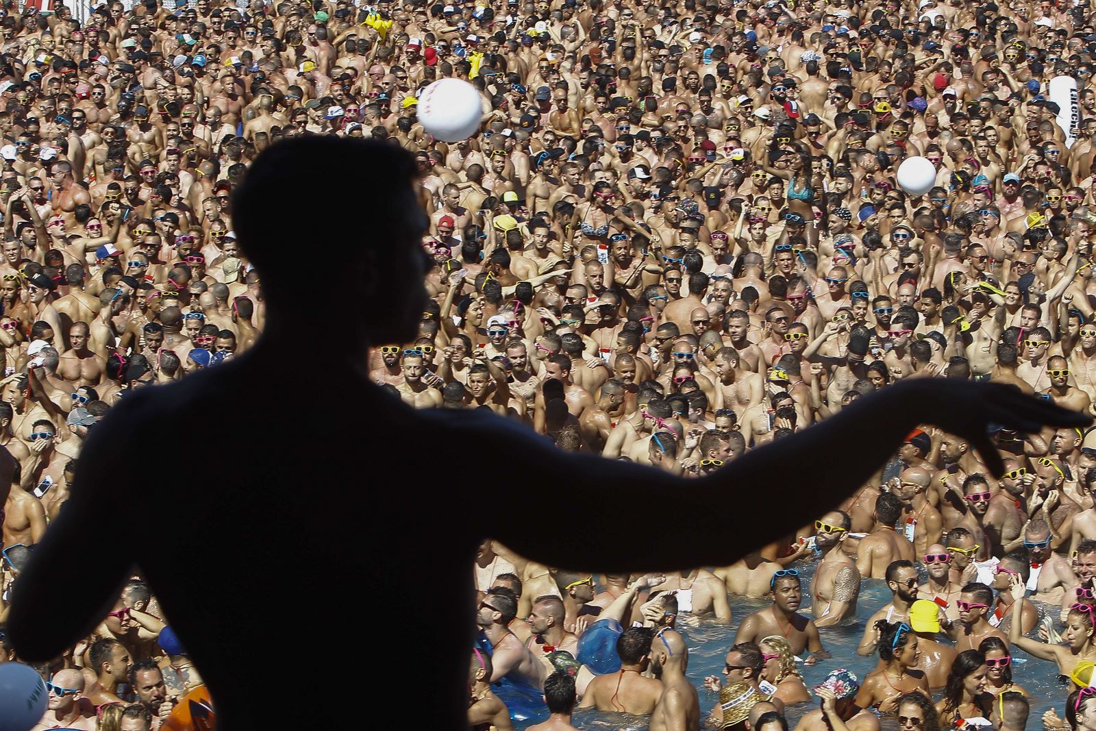 Un bailarin gogo en una piscina durante el Water Park Day del Circuit Festival, una fiesta gay al aire libre en Vilassar de Mar, cerca de Barcelona.