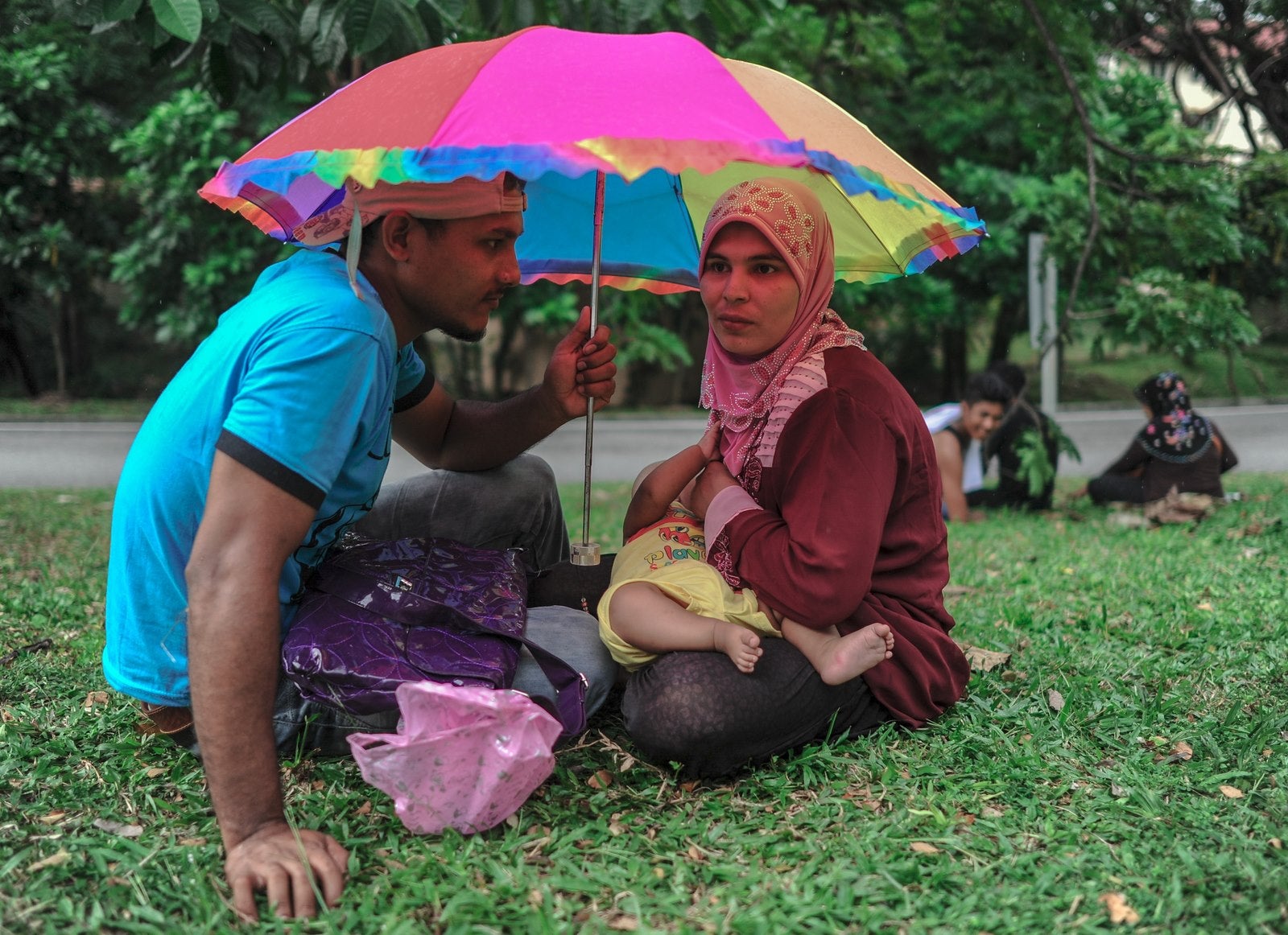 Una mujer de la etnia rohingya refugiada que residen en Malasia, alimenta a su bebé cerca de la oficina del Alto Comisionado de las Naciones Unidas para los Refugiados (ACNUR) en Kuala Lumpur.