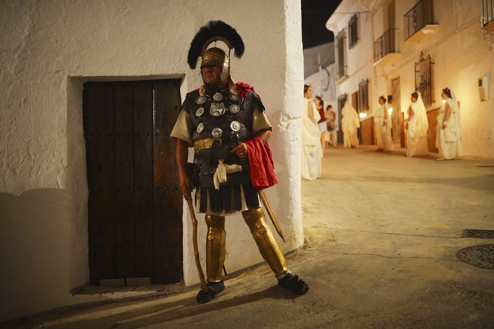 Una parte de la recreación en la que participaron esta madrugada los vecinos de Almedinilla (Córdoba) en el marco de las VIII Jornadas Íbero-Romanas Festum, con las que celebran la resistencia de sus ancestros apoyando al lusitano Viriato y el posterior sometimiento al césar tras la muerte del salvaje íbero, que luchó por que el pueblo lusitano resistiera ante Roma.