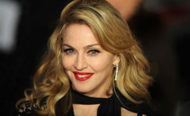 Madonna. a artista internacional tiene la exigencia de hacer cambiar el wc del baño de todos y cada uno de los hoteles a los que va, para no utilizar el mismo que el anterior huésped que se haya alojado allí. Y cuando termina su estancia pide que lo destruyan para que nadie pueda venderlo