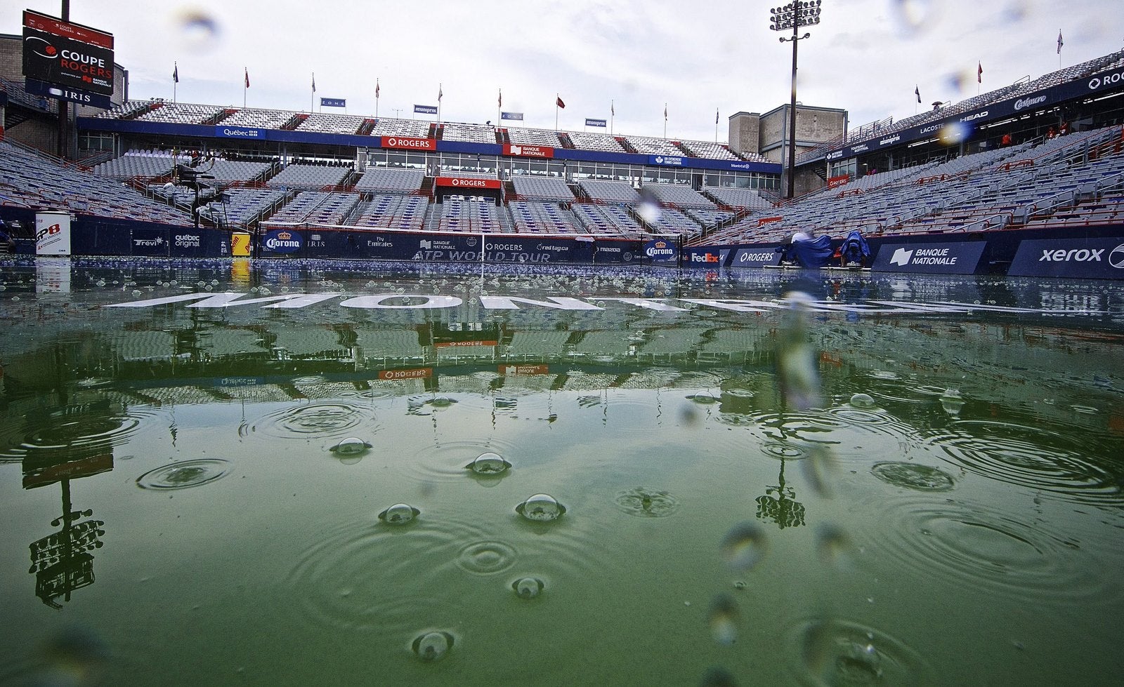 Vista de la pista en la que se tenía que disputar el partido del torneo de tenis de Montreal (Canadá) los tenistas estadounidense John Isner y francés Jeremy Chardy, el partido se ha aplazado por la lluvia.