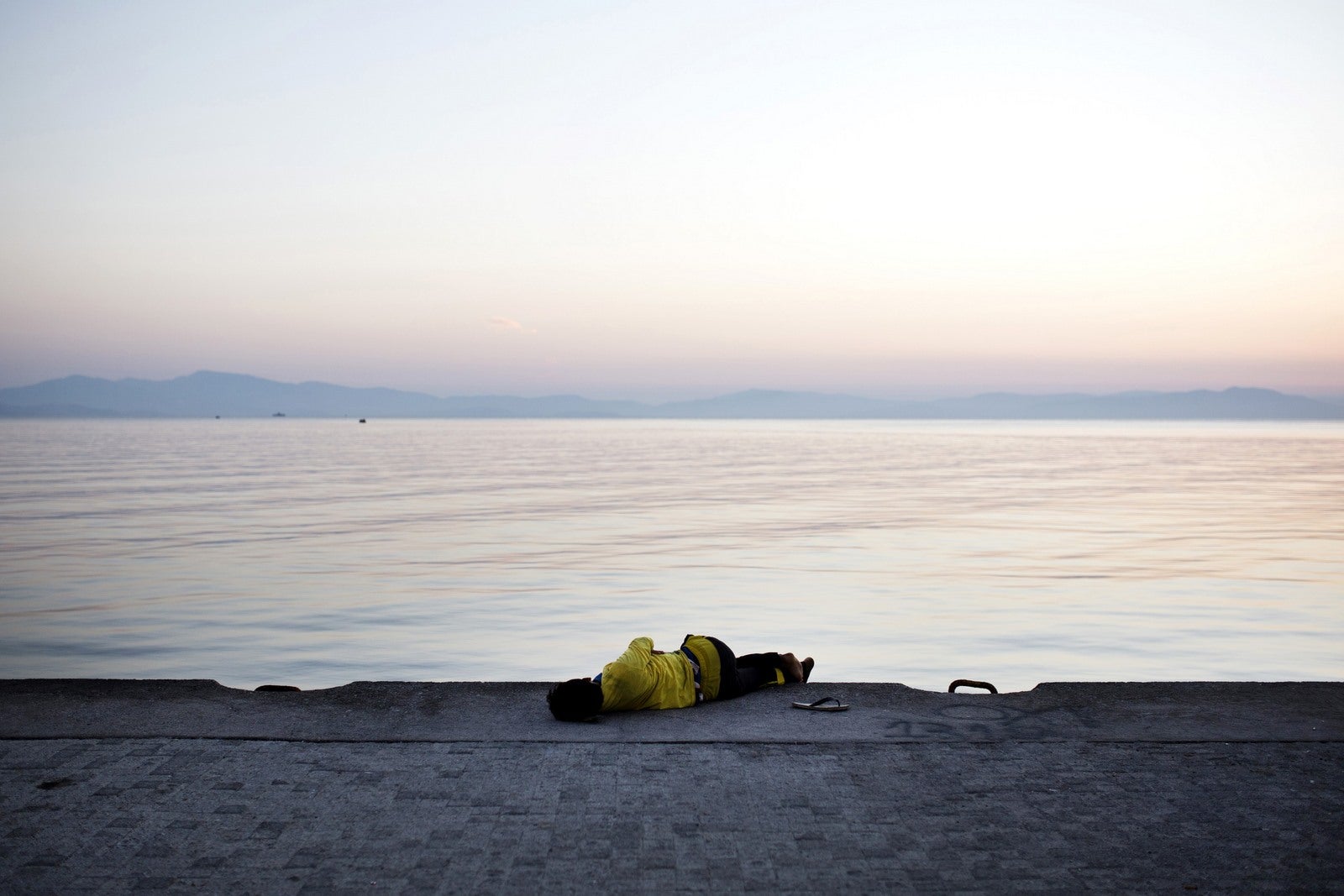 Un inmigrante duerme en el puerto de la isla de Kos.