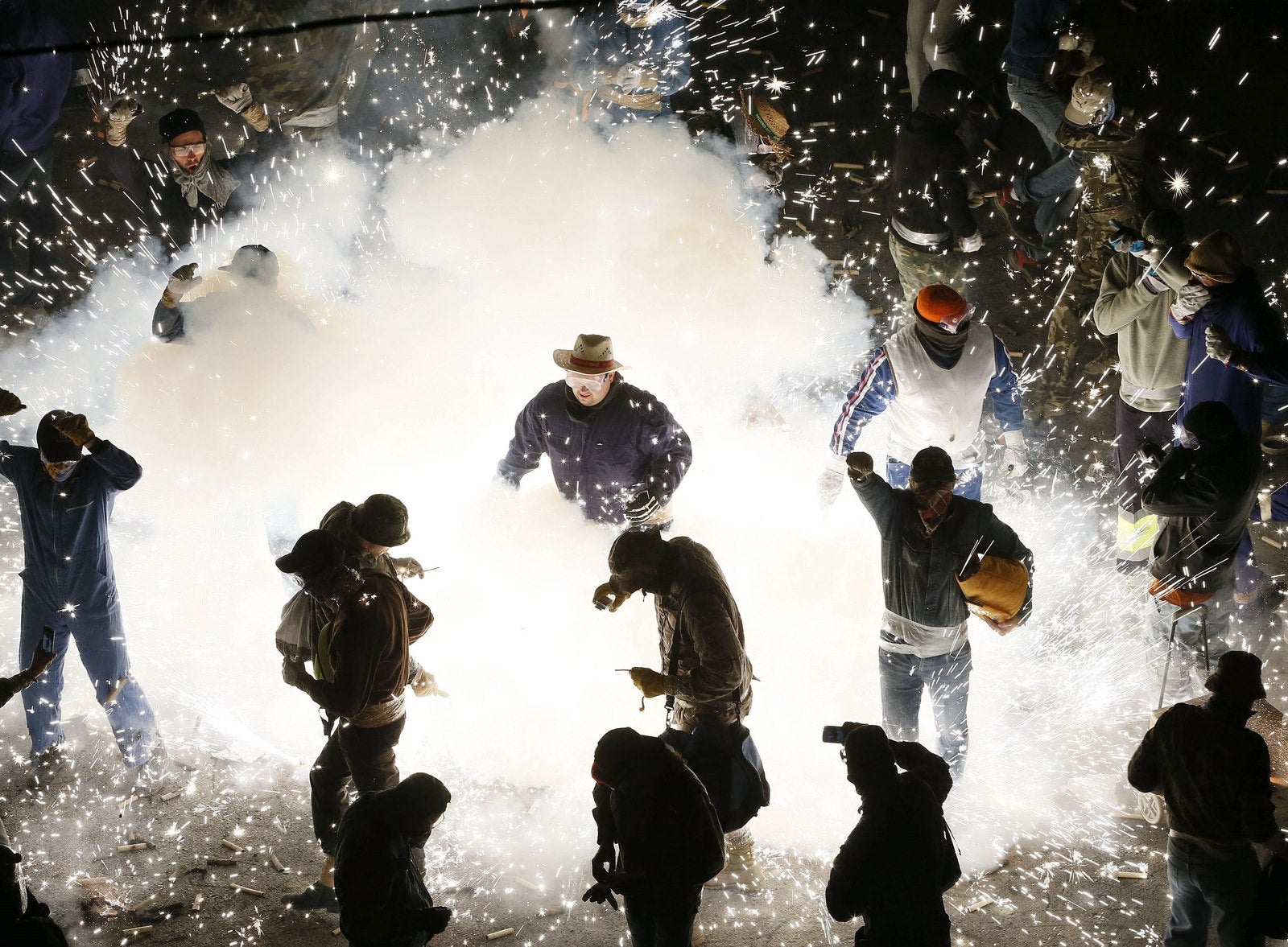 Participantes en la "guerra de carretillas" esta noche en las calles de Elche, durante la tradicional Nit del Albà.