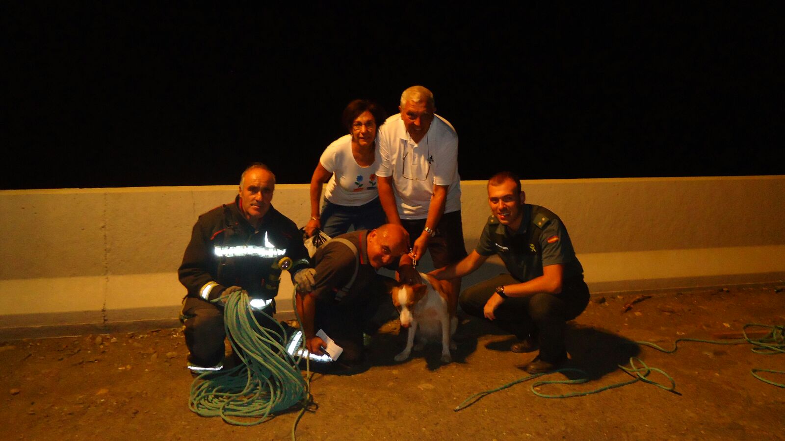 Rescatan a un perro que cayó en una balsa de riego en Dólar