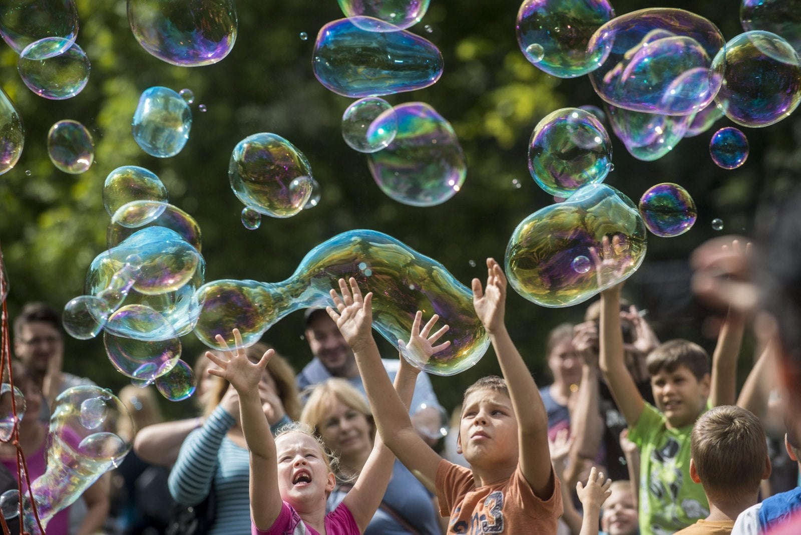 Los niños disfrutan de las pompas de jabón durante el quinto día de la burbuja en la isla de Margarita en Budapest(Hungría).