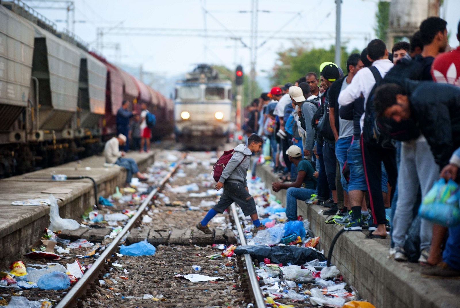 Inmigrantes llegan a la estación de ferrocarril de Gevgelija en Macedonia.