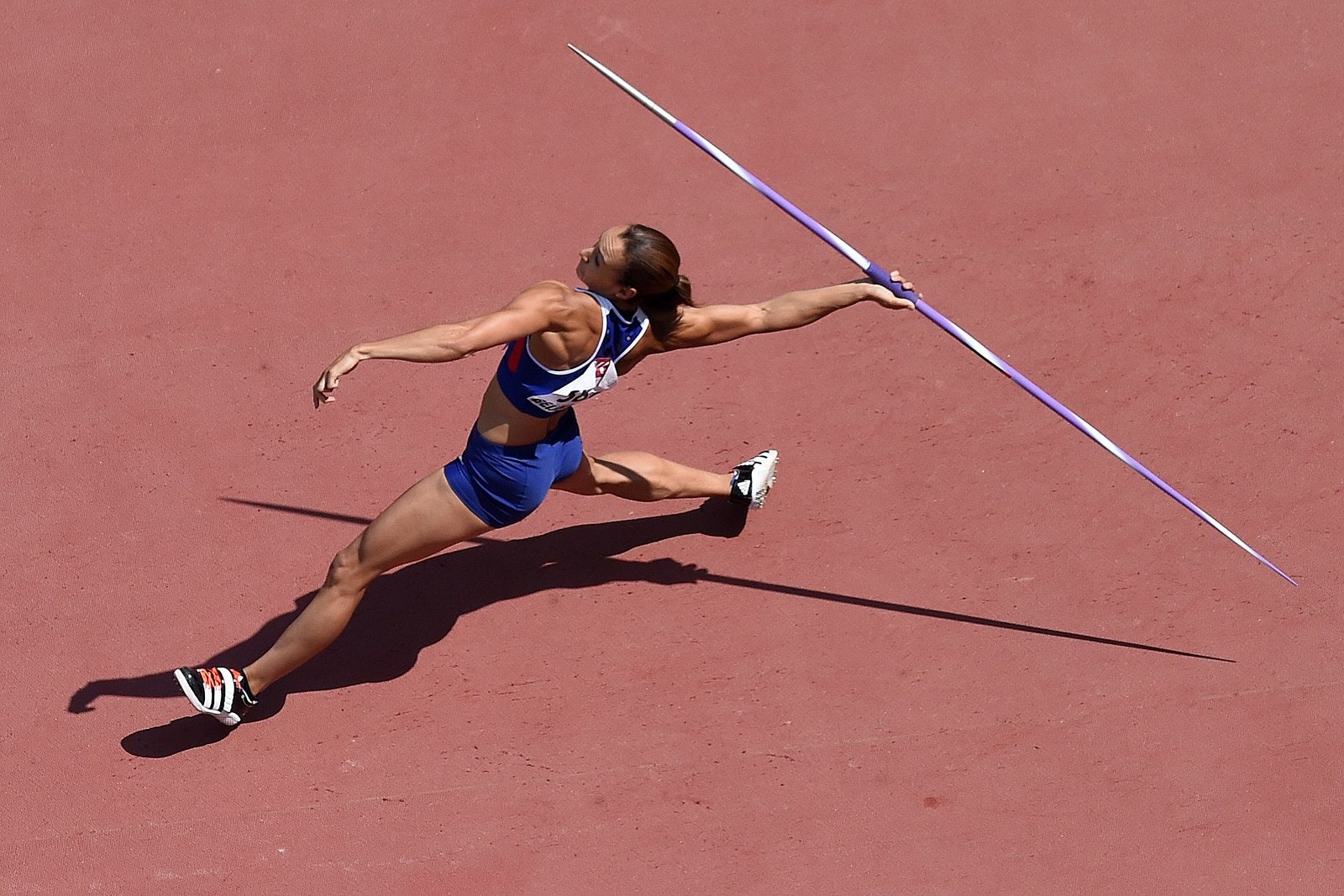 La británica Jessica Ennis compite en el lanzamiento de jabalina de la prueba atlética heptatlón femenino en el Campeonato Mundial de la IAAF 2015 en Pekin.