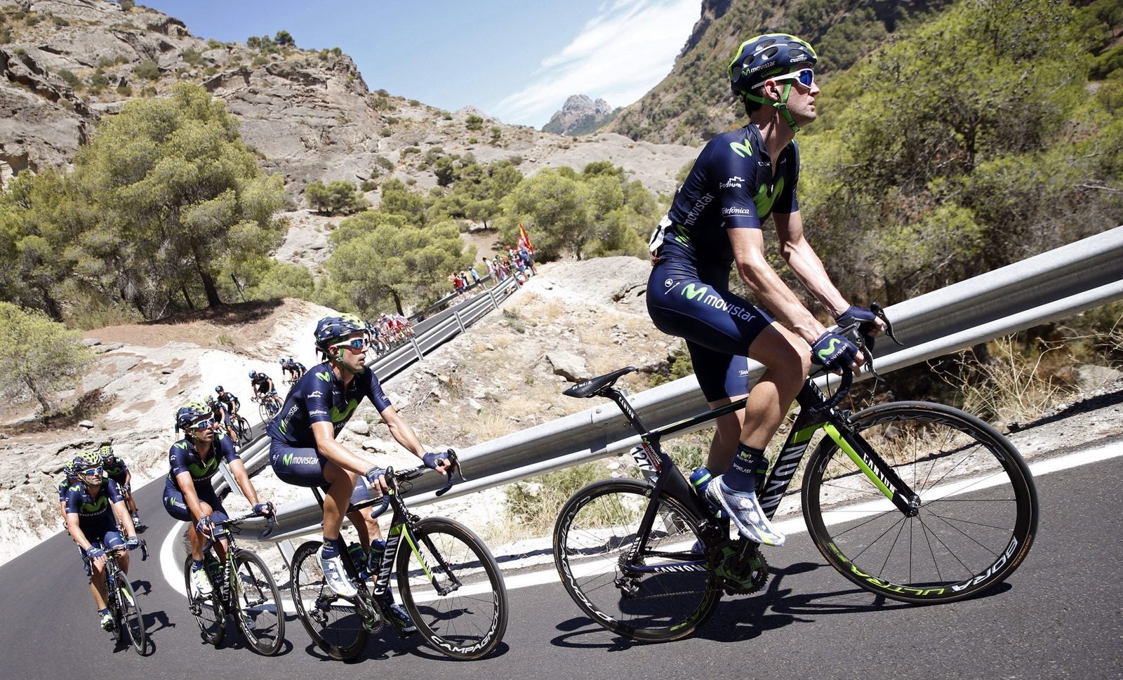 El pelotón durante la segunda etapa de la Vuelta Ciclista a España, con salida en Alhaurín de la Torre y llegada en Caminito del Rey, con una distancia de 158'7 kilómetros.