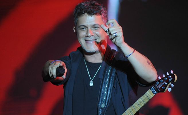 Alejandro Sanz. En 2006 el cantante reconoció a su hijo que hasta ese momento había sido secreto, y confesó que era fruto de una infidelidad en su matrimonio con Jaydy Michel.