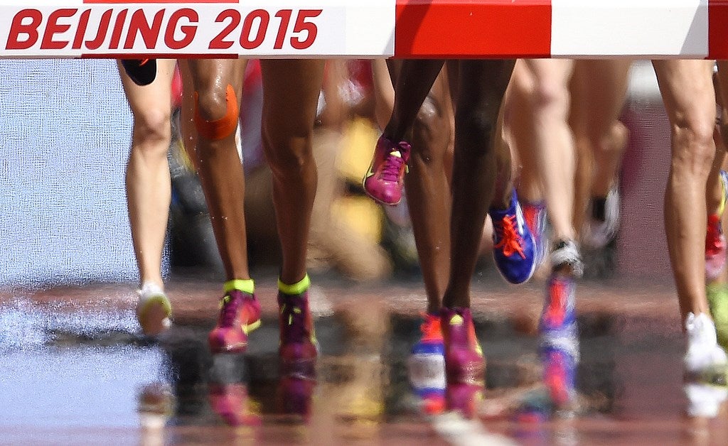 Las atletas compiten en los 3.000 metros obstáculos mujer de atletismo en el Campeonato Mundial de la IAAF 2015 en el Estadio Nacional de Beijing.
