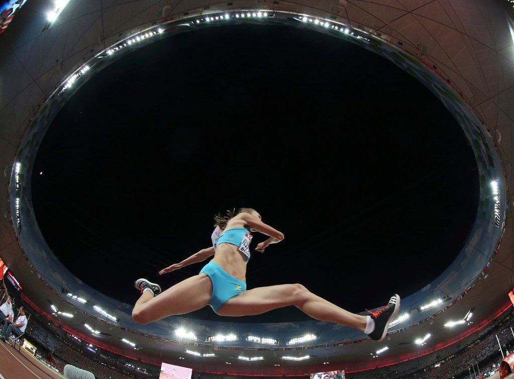 Olga Rypakova de Kazajstán compite en la final de triple salto de mujeres durante los Campeonatos del Mundo de atletismo en el Estadio Nacional en Beijing, China.