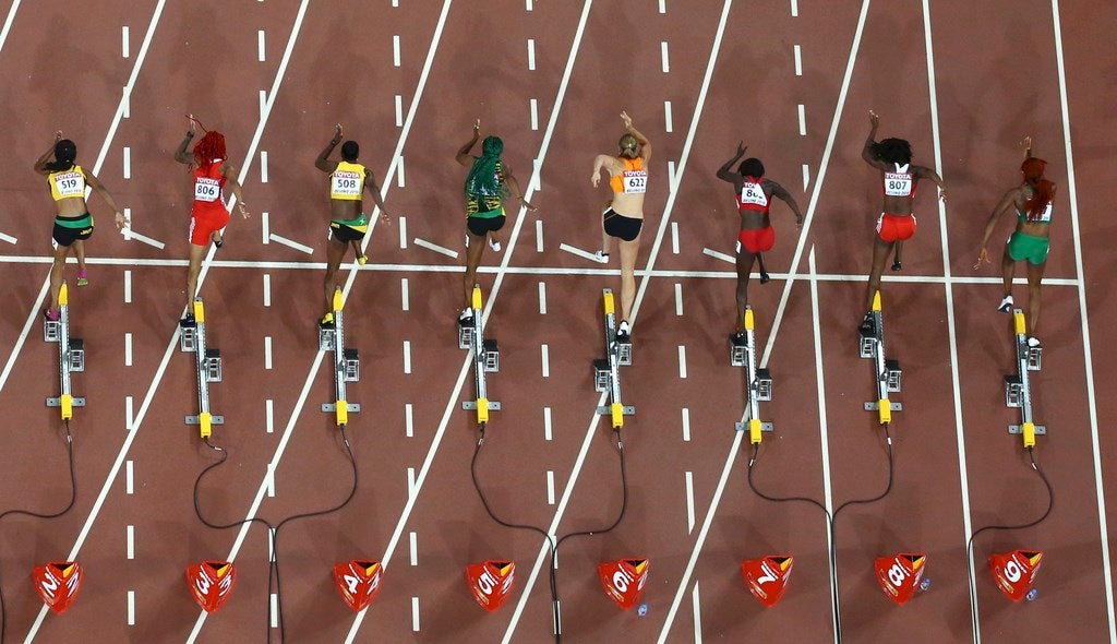 Shelly-Ann Fraser-Pryce (cuarta a la izquierda) de Jamaica inicia la final de los 100 metros de mujeres en campeonatos del mundo de atletismo  en el Estadio Nacional de Pekín, China.