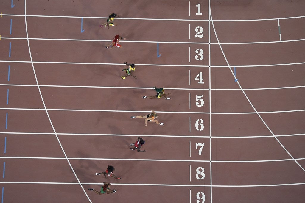 Shelly-Ann Fraser-Pryce corre por delante de Blessing Okagbare, de Trinidad y Tobago Kelly-Ann Baptiste, de EE.UU. Tori Bowie, Países Bajos 'Dafne Schippers, de Jamaica Verónica Campbell-Brown, Trinidad y MICHELLE Tobago Lee Ahye y de Jamaica Natasha Morrison en la final de 100 metros de atletismo femenino en el Campeonato Mundial en el Estadio Nacional de Beijing.
