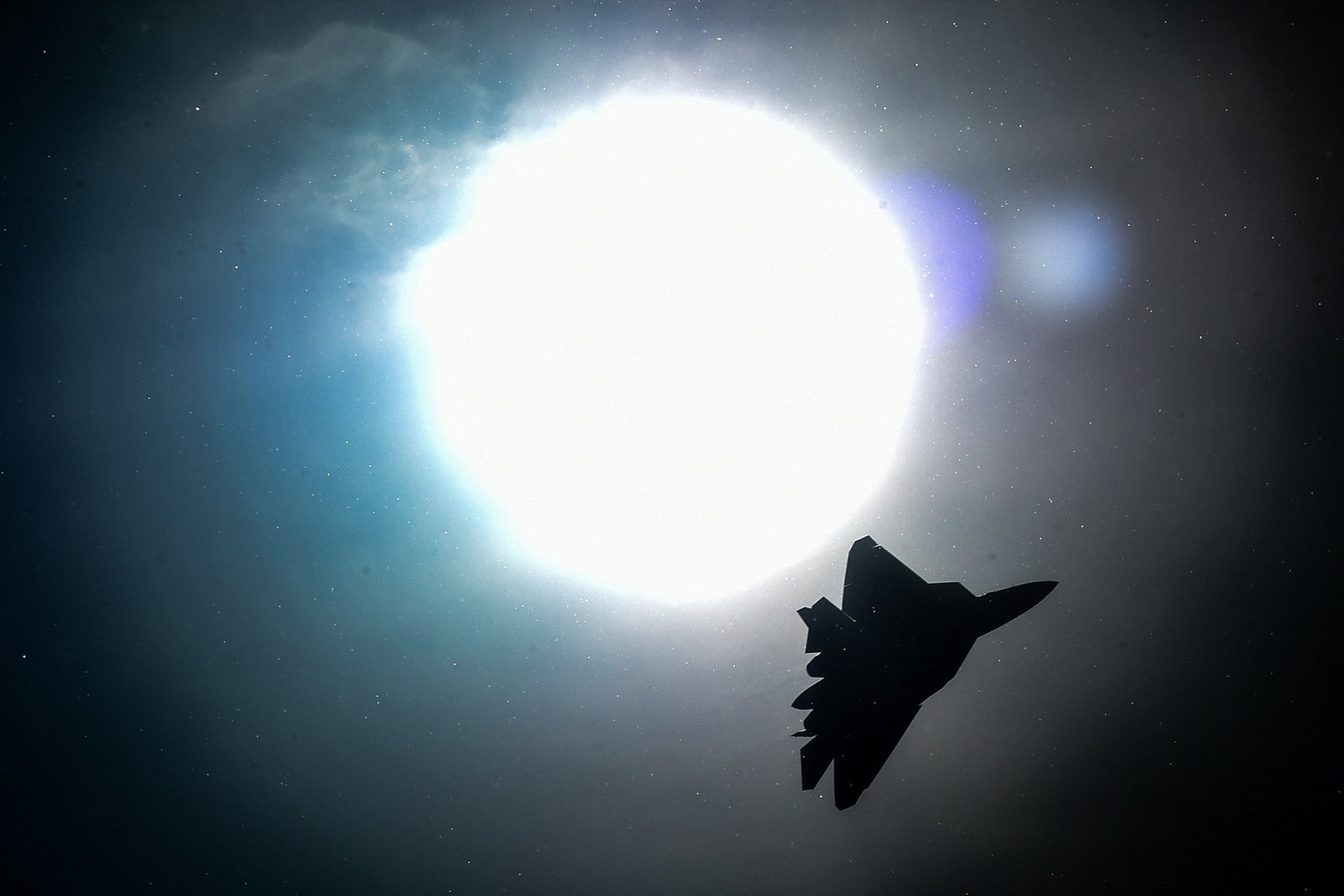 Un avión de combate ruso Sukhoi T-50 realiza una exhibición durante el MAKS-2015, la aviación internacional y el Espacio Show, en Zhukovsky, en las afueras de Moscú.