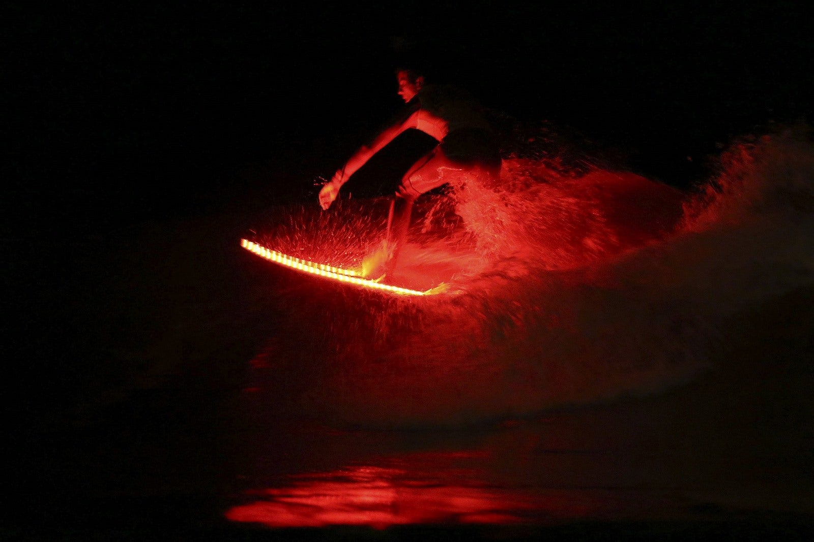 Llega la noche más especial para los surfistas en la que deporte y espectáculo se unen en la playa de Patos, en la localidad pontevedresa de Nigrán, para ofrecer una exhibición de surf nocturno de la mano de los campeones gallegos de este deporte.