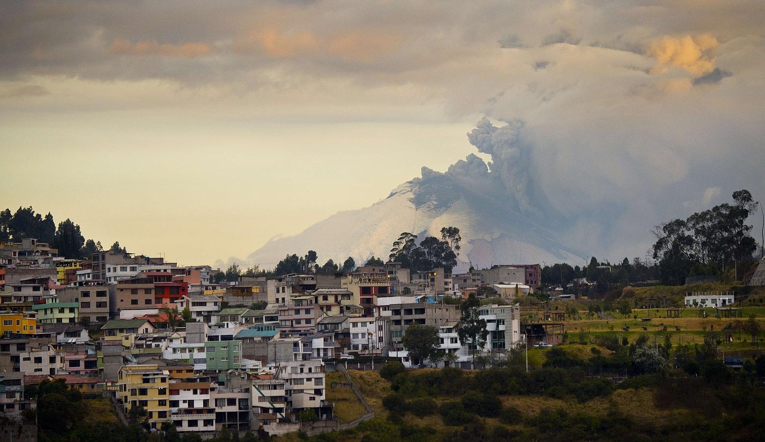Fotografía tomada desde Quito del volcán Cotopaxi escupiendo cenizas. La actividad volcánica, que comenzó el 14 de agosto, después de 138 años de silencio, continuan con emisiones de vapor y una carga moderada de ceniza..