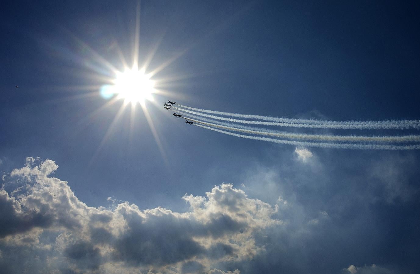 Pilotos de Polonia del grupo acrobático Orlik vuelan sus aviones PZL-130  durante el Eslovacia International Air Fest SIAF 2015 en la Base Aérea de Sliac Eslovacia.
