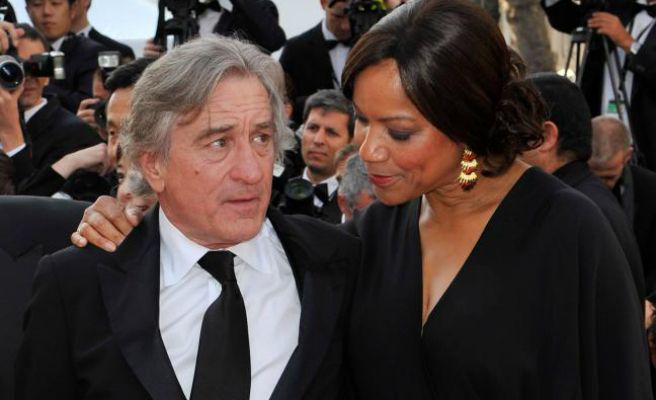 Robert De Niro y su esposa,Grace Hightower. Se convirtieron en padres de una niña nacida a través de una madre de alquiler, en diciembre de 2011. La pequeña es el segundo hijo de De Niro, de 68 años, con Hightower, de 56 años