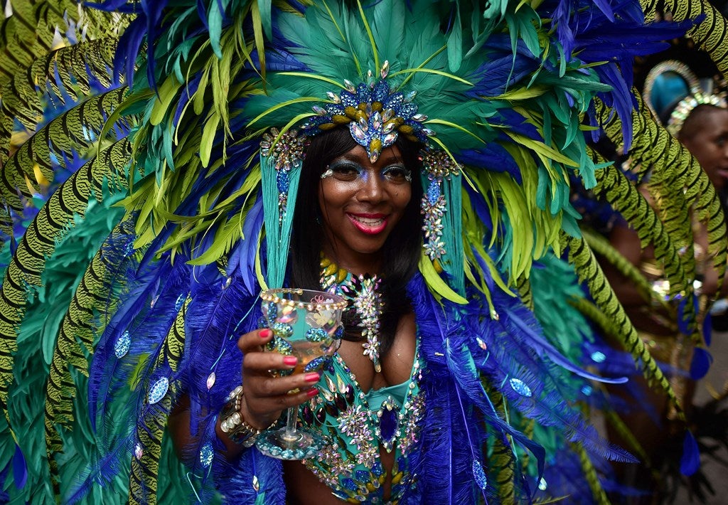 Un artista posa para una fotografía en el segundo día del carnaval de Notting Hill, en el oeste de Londres. Casi un millón de personas se esperan segun los organizadores entre el domingo y lunes en las calles.