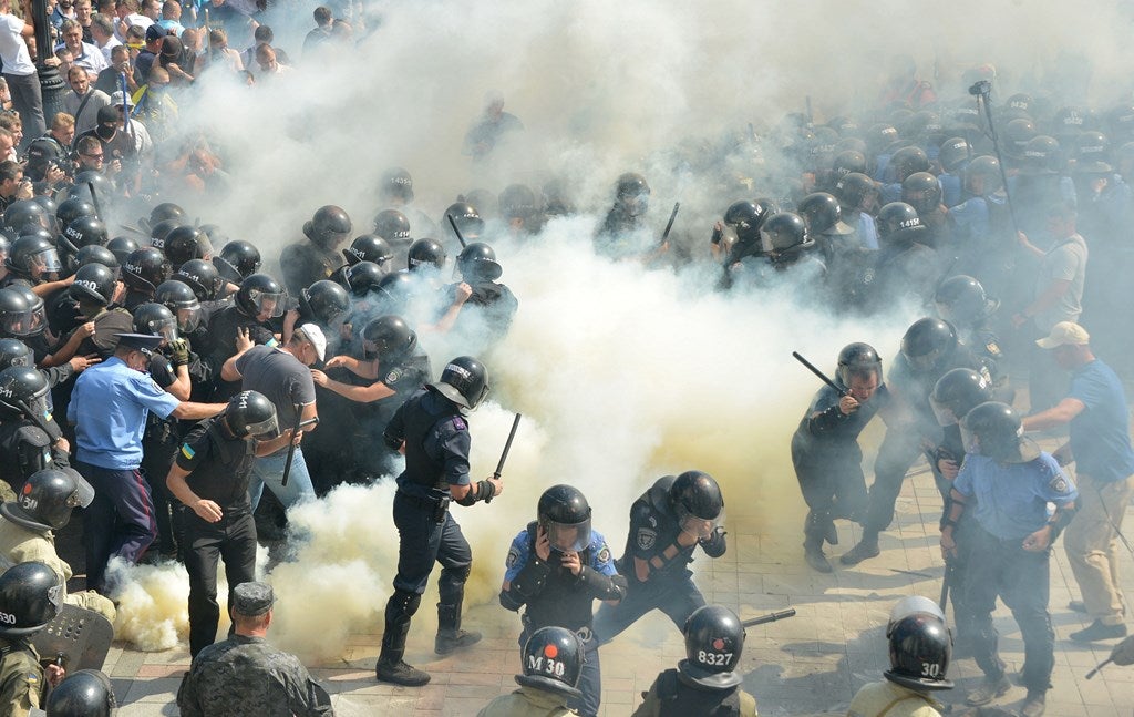 Activistas de los partidos ucranianos radicales, incluido el partido  nacionalista de Ucrania Svoboda (Libertad), se enfrentaron con agentes de la policía delante del edificio del parlamento en Kiev. Al menos 20 personas resultaron heridas en los enfrentamientos.