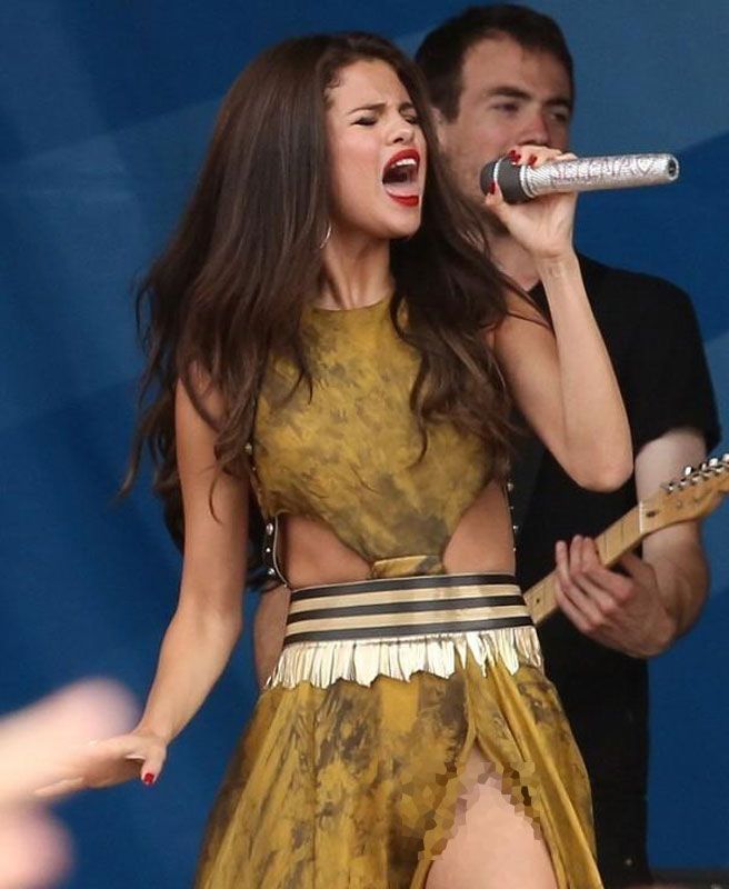 Selena Gómez. Cantando en Boston el viento abrió su vestido. No obstante, no se sabe bien si llevaba braguitas de color carne o nada