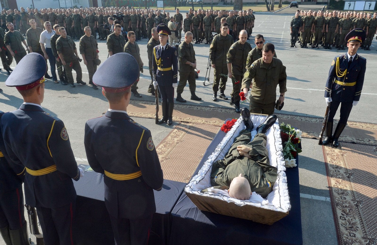 Guardia junto al féretro del militar Igor Debrin, 25 años de edad, en una base de la Guardia Nacional, cerca de la capital Kiev.