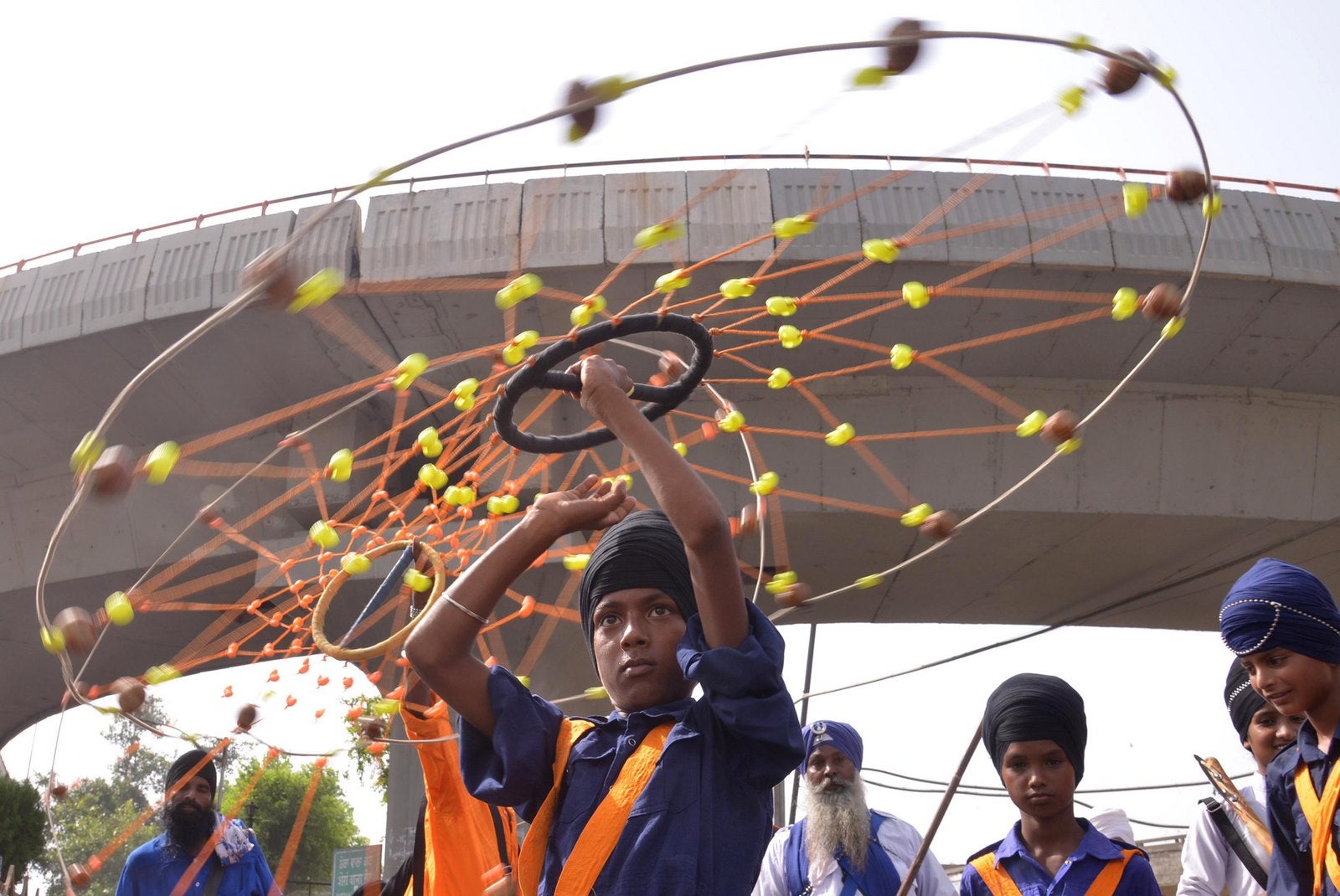 Un Nihang india, demuestra habilidades en las artes marciales Sikh conocidos como 'Gatka' durante una marcha para conmemorar el 354 aniversario del nacimiento del guerrero sikh Shaheed Baba Jiwan Singh en el templo de oro en Amritsar.