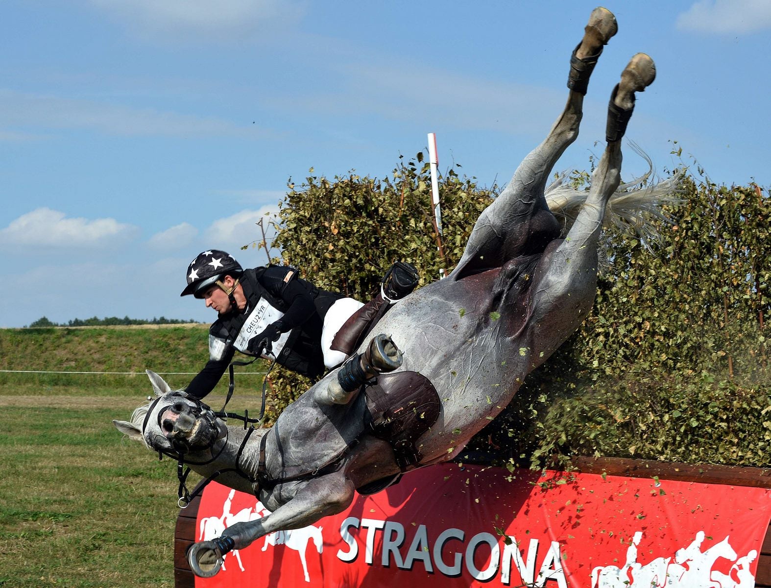 Jinete polaco Aleksander Kadlubowski cae con su caballo Devin Du Maury durante FEI Campeonato Europeo de Concurso Completo de Young Riders en Strzegom, sur de Polonia.