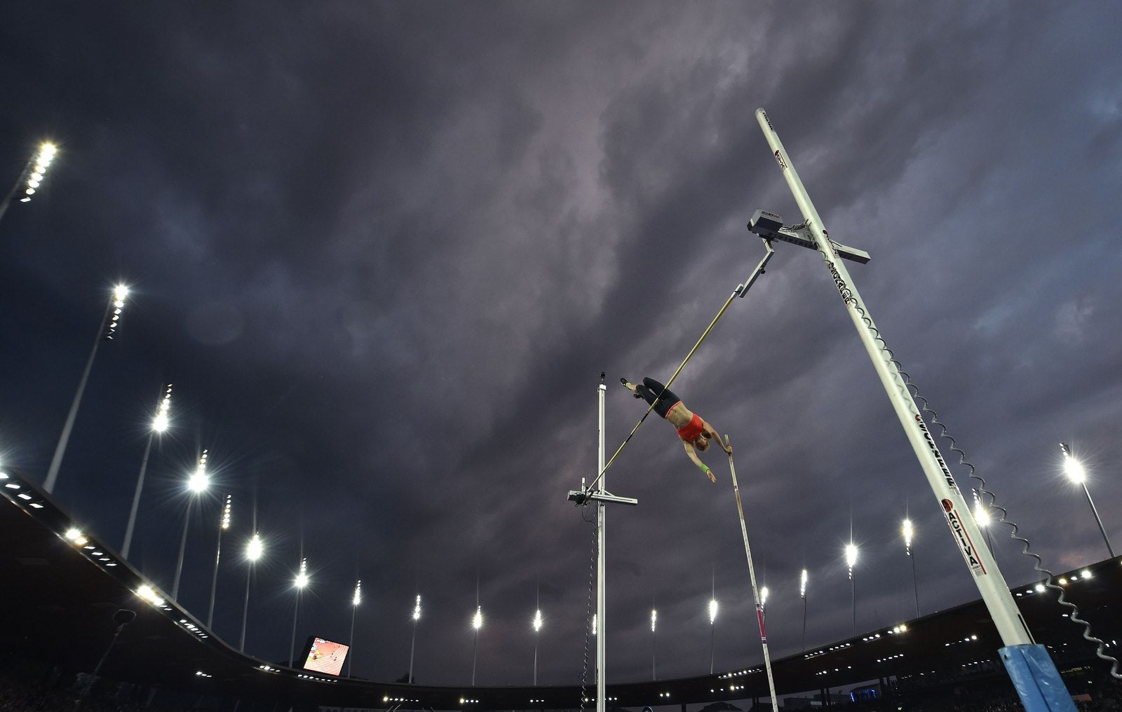 Salto con pértiga durante la reunión de la Liga Diamante de Atletismo Weltklasse en Zurich.