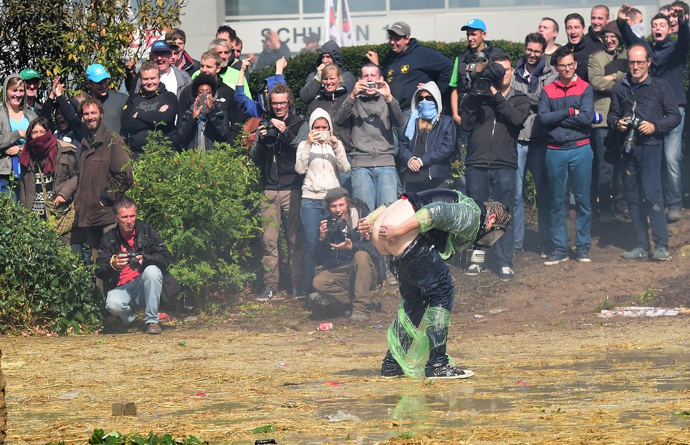Un manifestante muestra su trasero a los policías antidisturbios durante una manifestación de los agricultores frente al edificio de la Comisión Europea.