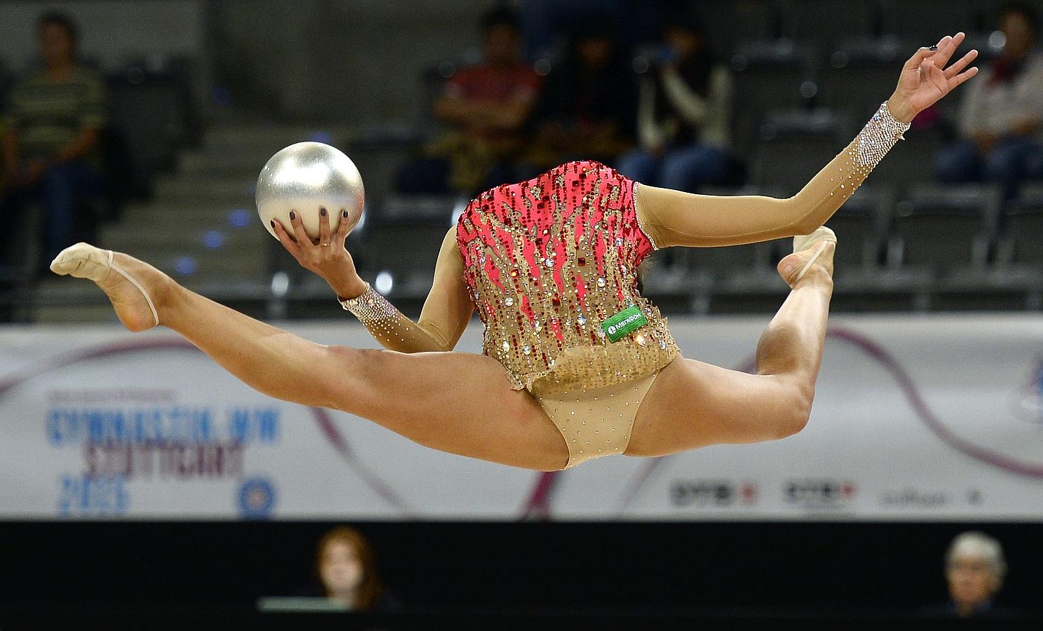 La rusa Margerita Mamun con el balón en las calificaciones individuales en los Campeonatos Mundiales de Gimnasia rítmica en Stuttgart, suroeste de Alemania.