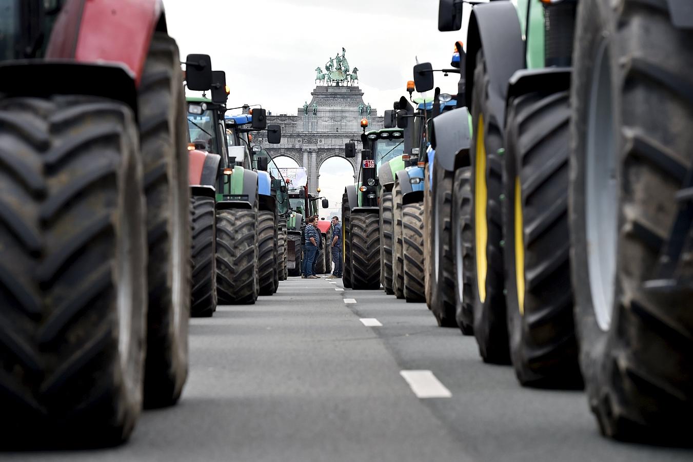 Tractores el centro de Bruselas, como los agricultores y los productores de leche de toda Europa participan en una manifestación frente a reunión de emergencia de los ministros de Agricultura de la Unión Europea.