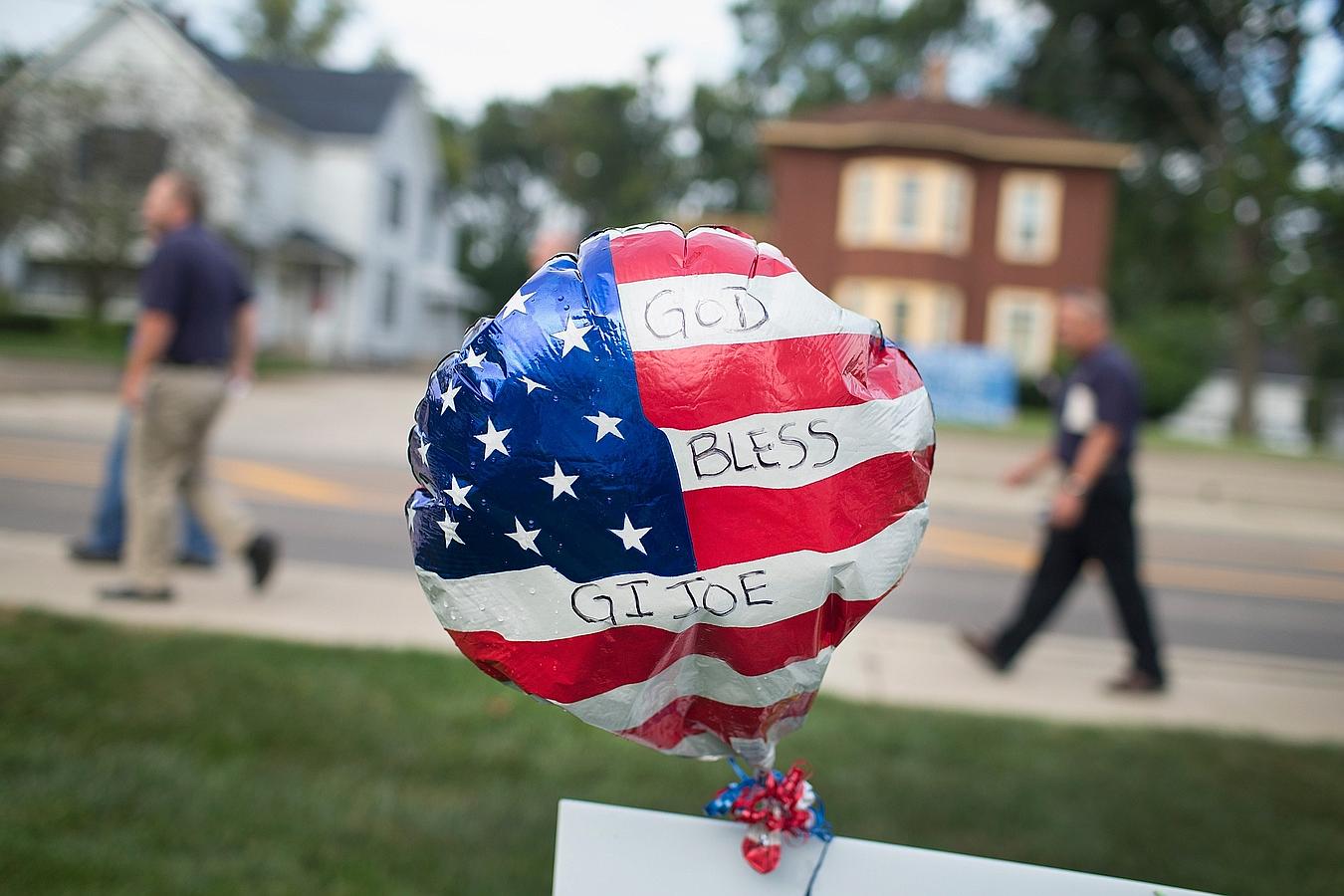 Muestras de condolencia en el funeral del policía Fox Lake asesinado.