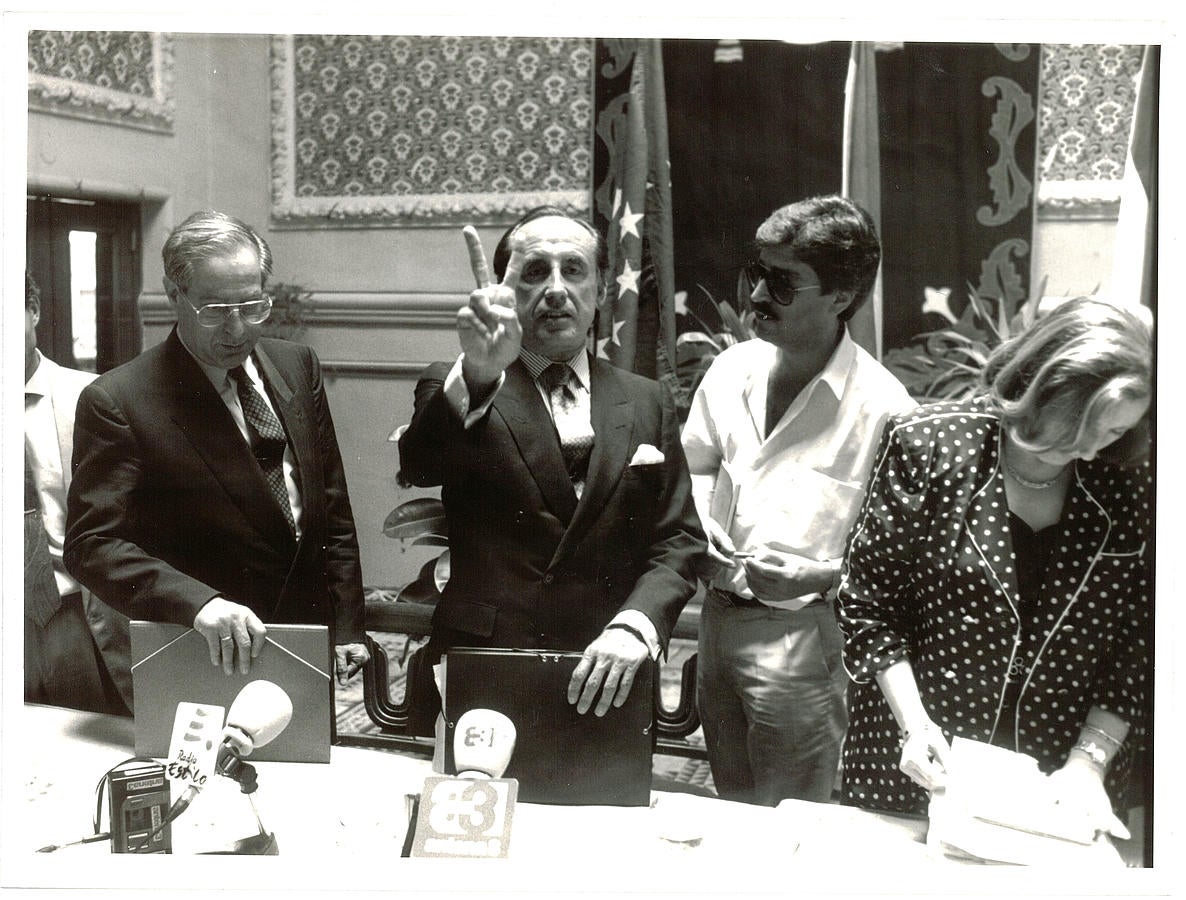 Ruiz Mateos, candidato a la presidencia de la Junta, en un acto de campaña electoral para las autonómicas de 1990. Junto a él Jesús Solana, el que sería número 1 por la ‘Agrupación Ruiz Mateos’ por Granada. 30 de mayo de 1990