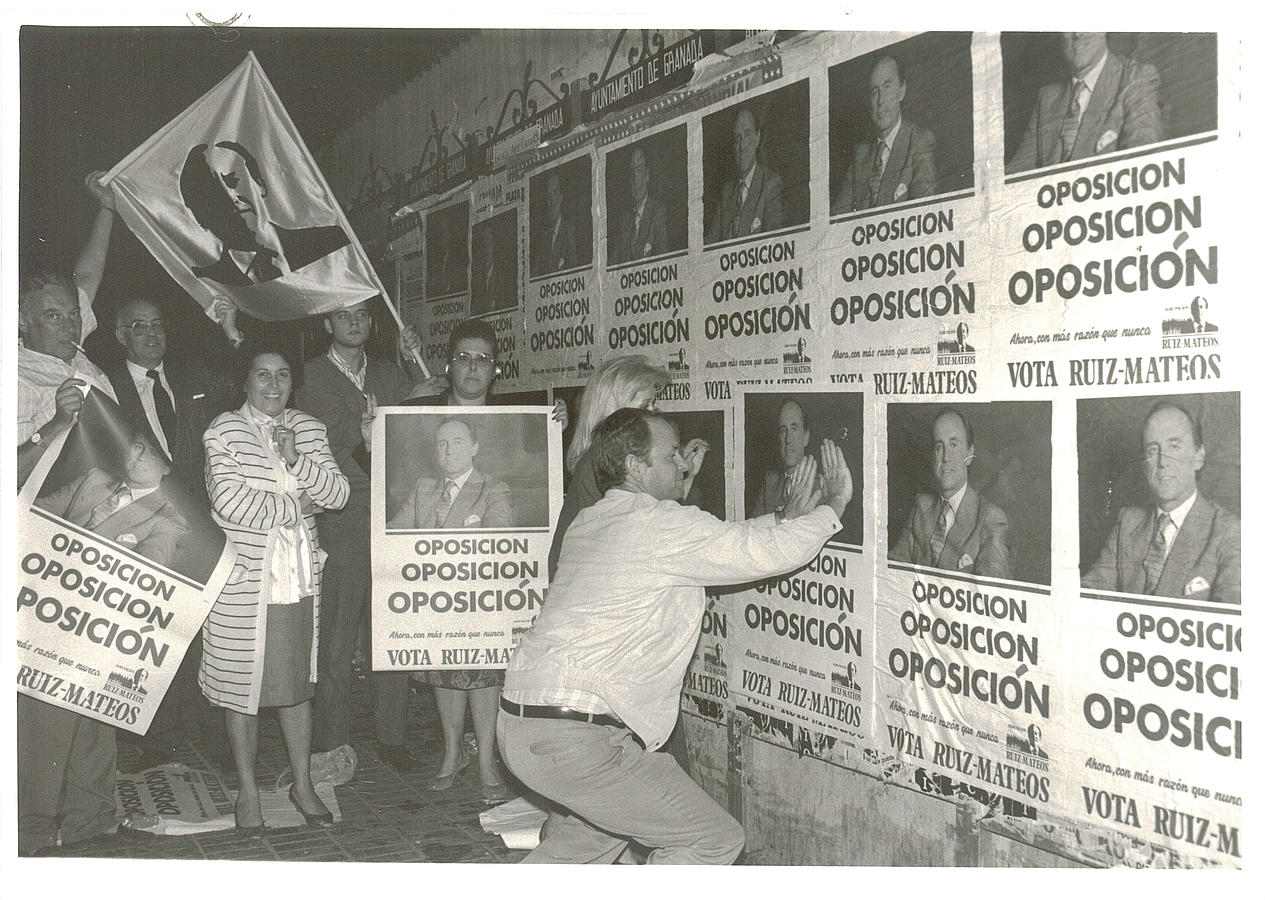 Pegada de carteles de la candidatura del Partido del Trabajo y Empleo Agrupación Ruiz Mateos al Parlamento Europeo para las elecciones de 1989. Junio 1989