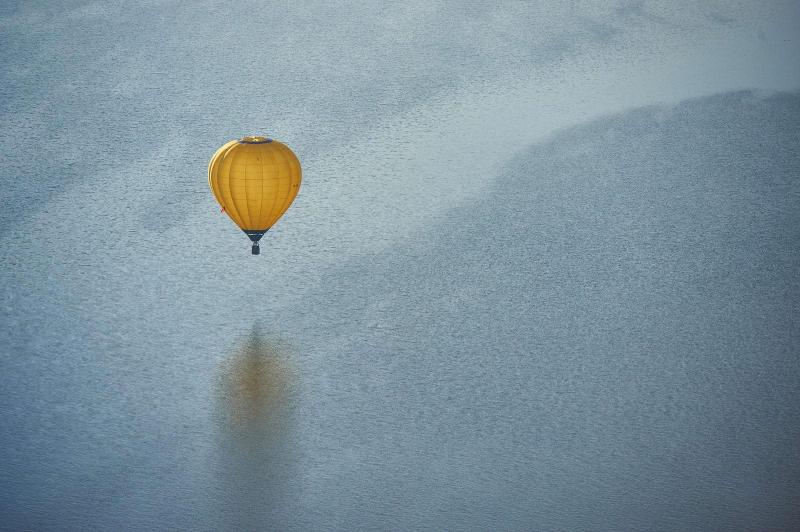 Globos de aire caliente vuelan sobre un lago en Moehnesee, oeste de Alemania.