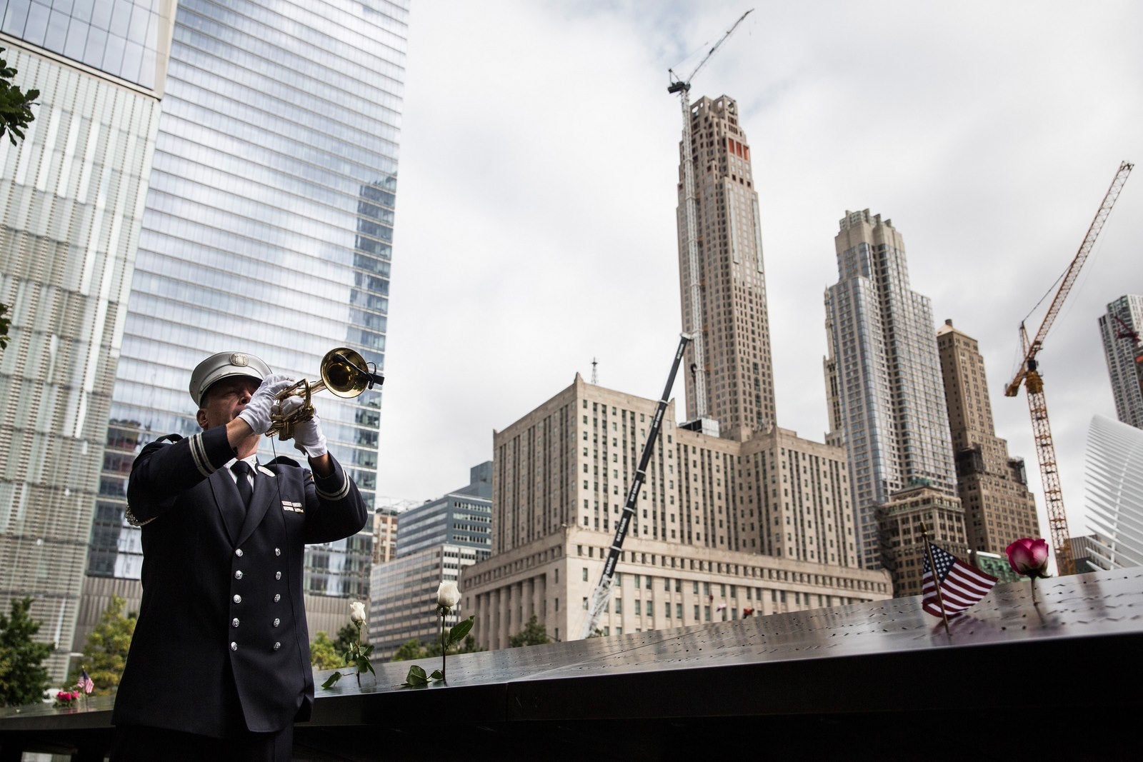 El capitán Tom Engel del Departamento de Bomberos de Nueva York al final de la ceremonia de conmemoración del 14 aniversario de los ataques terroristas del 11 de septiembre.