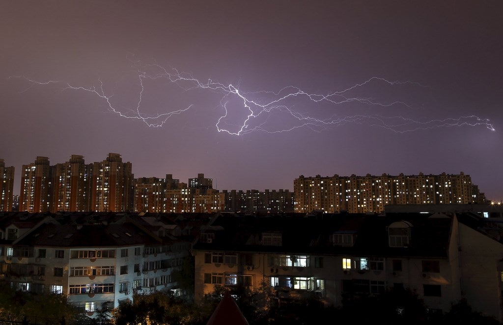 Caída de rayos en el cielo por encima de los edificios de viviendas durante una tormenta eléctrica en Beijing, China.