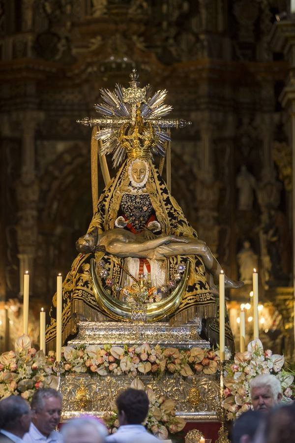 Ofrenda floral a la Virgen de las Angustias