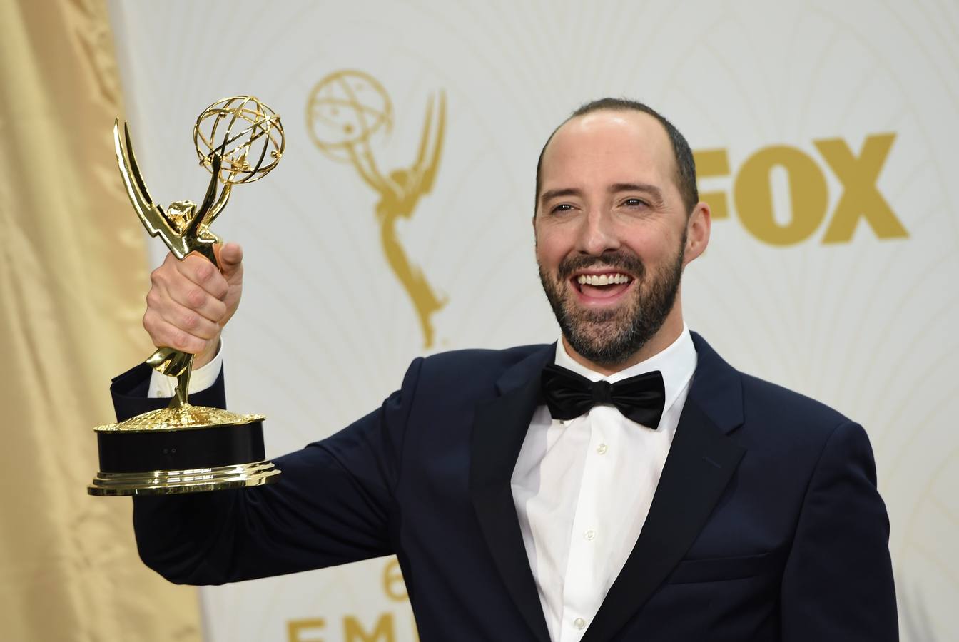 Tony Hale posa con el galardón al mejor actor de reparto en una serie cómica por 'Veep'.