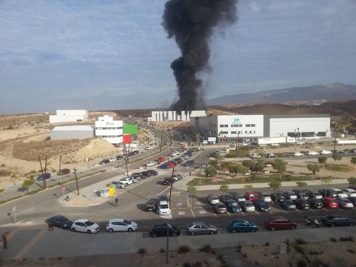 Las imágenes de la explosión en una nave del Parque Tecnológico de Almería