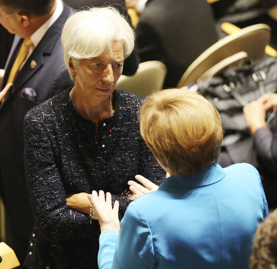 La histórica visita del Papa a las Naciones Unidas. La directora gerente del Fondo Monetario Internacional (FMI), Christine Lagarde (i), conversa con la canciller alemana, Angela Merkel.