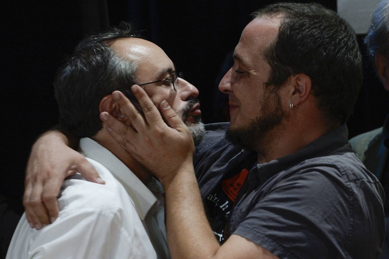 El candidato de la CUP, Antonio Baños (i) y el líder de la formación independentista, David Fernández, durante la celebración en su sede de los resultados obtenidos en las elecciones catalanas.