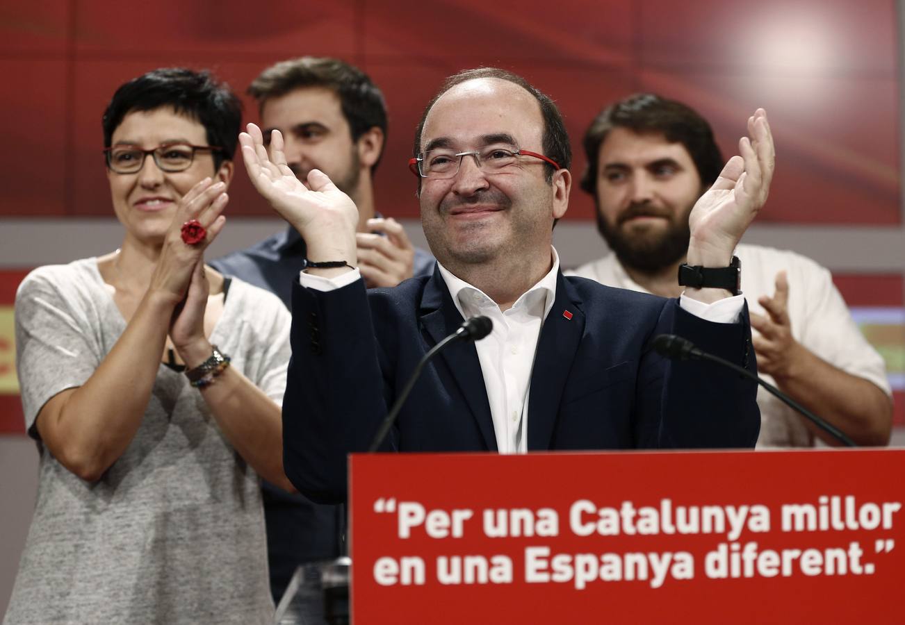 El candidato del PSC, Miquel Iceta (d), durante su valoración ante los medios de comunicación en la sede de los socialistas catalanes en Barcelona, de los resultados obtenidos en las elecciones catalanas.