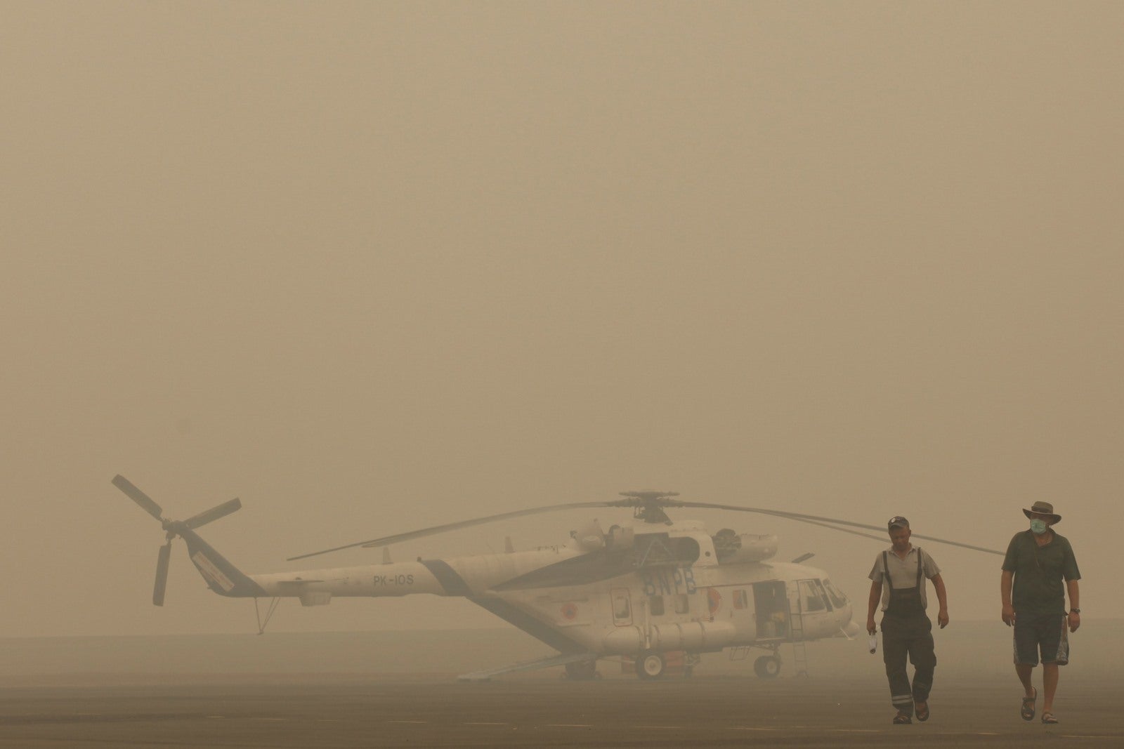 Un equipo del helicóptero desplegado para el bombardeo de agua por la Agencia Nacional de Gestión de Desastres.
