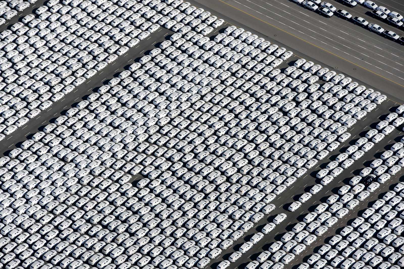 Coches nuevos de fabricante de automóviles alemán Volkswagen (VW) están listos para su envío al lado de la planta de Volkswagen en Emden, el noroeste de Alemania.