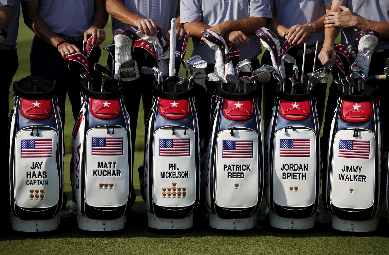 Los miembros del equipo de Estados Unidos posan antes del inicio de la primera ronda del torneo de golf Copa Presidentes en The Nicklaus Golf Club Jack en Incheon, Corea del Sur.