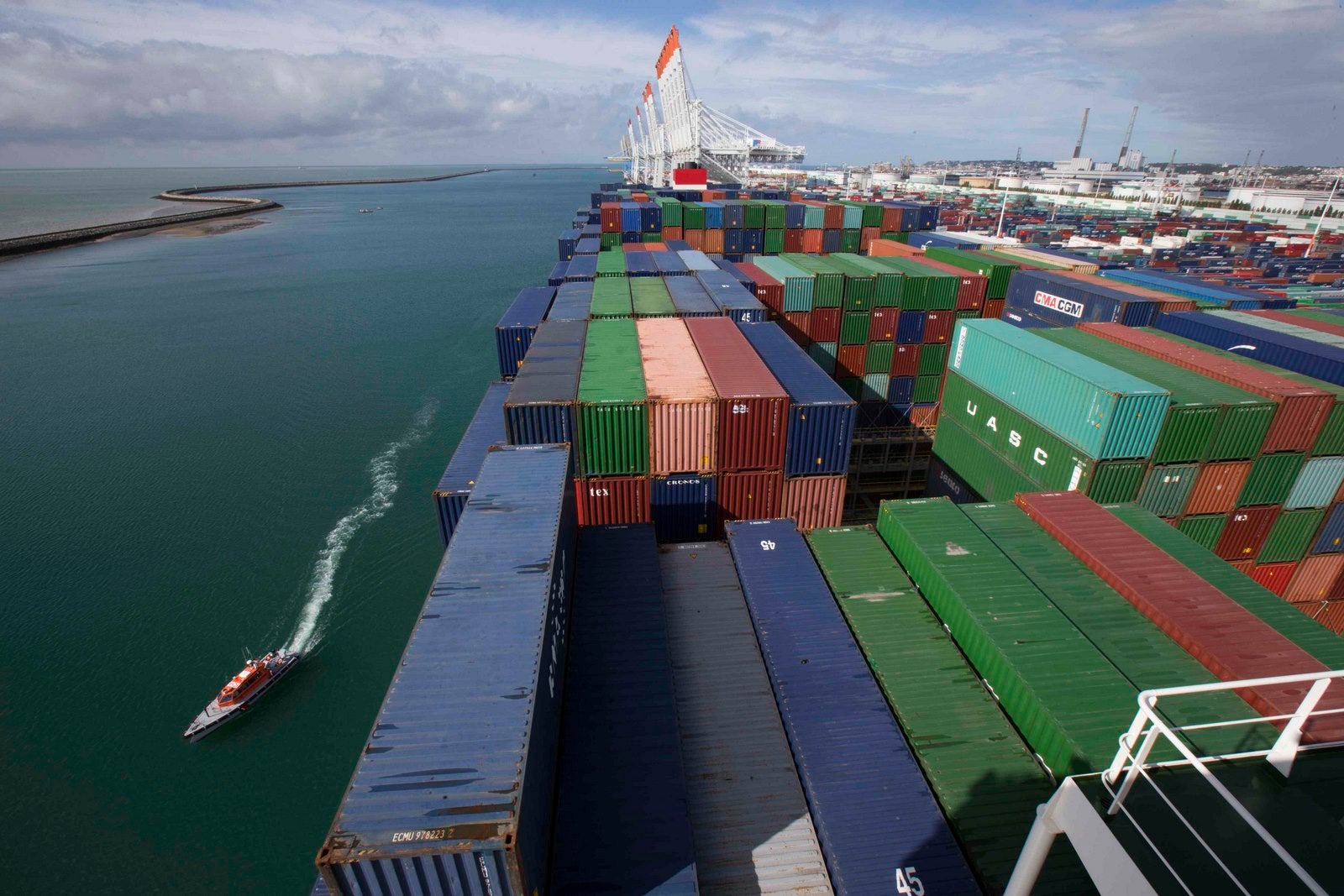 Una vista general muestra los contenedores a bordo del barco Bougainville en el puerto de Le Havre, Francia.