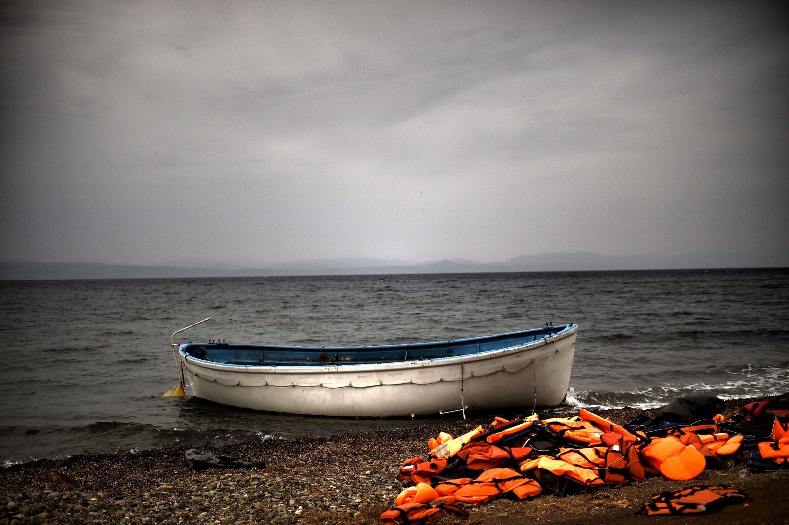 Un barco que fue utilizado por los refugiados y los migrantes a cruzar el mar Egeo desde Turquía.